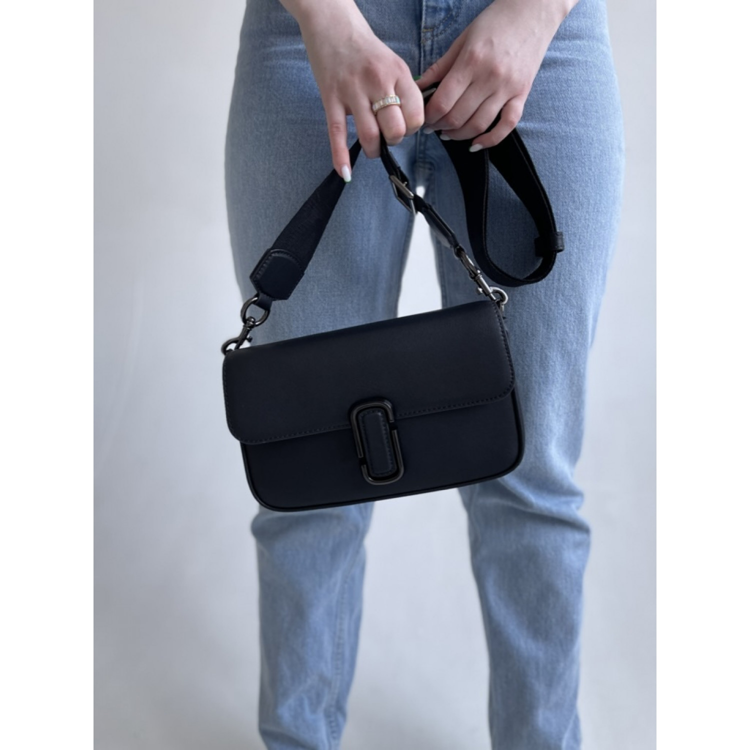 СУМКА THE J MARC SHOULDER BAG BLACK/GUNMETAL