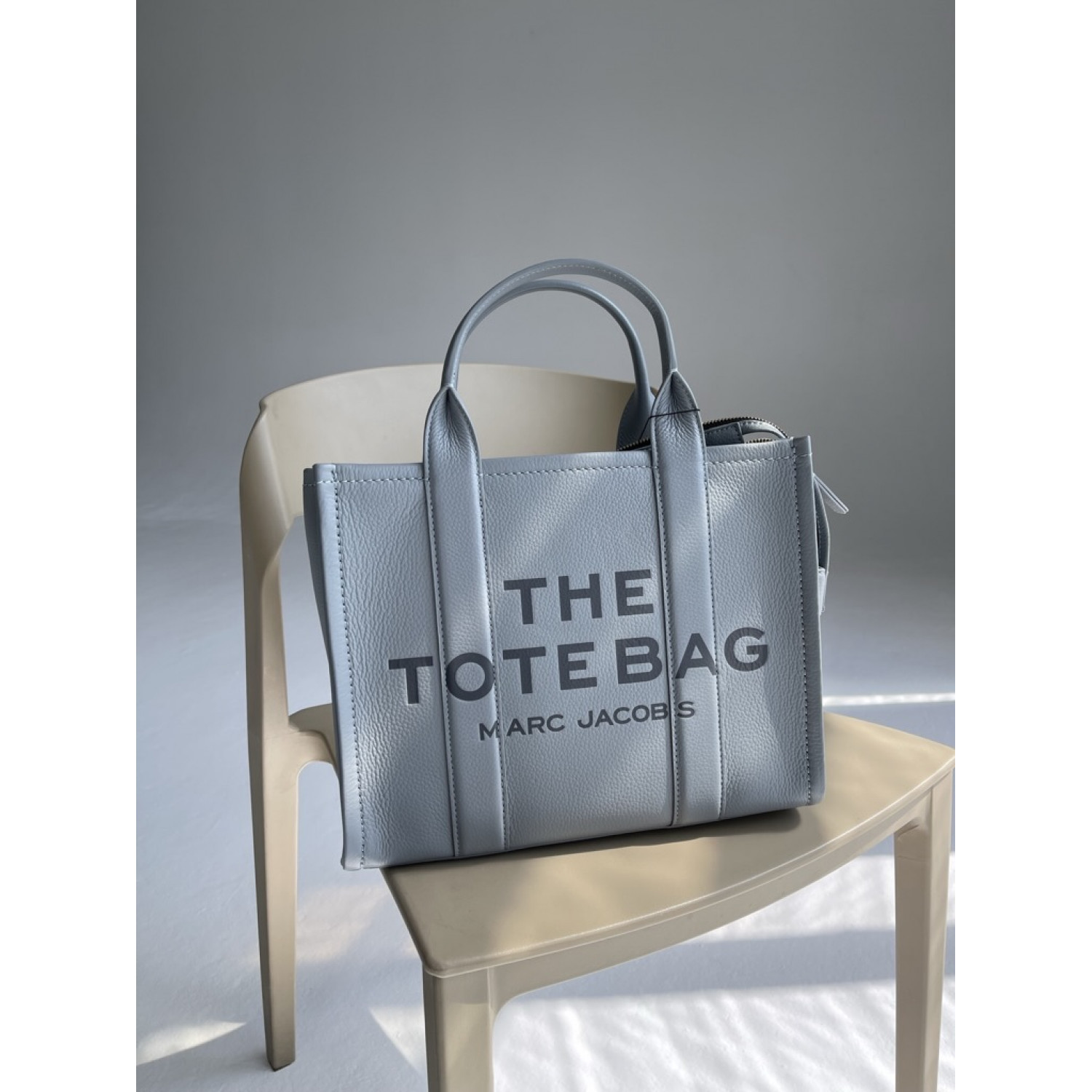 СУМКА MARC JACOBS THE LEATHER MEDIUM TOTE BAG WOLF GREY